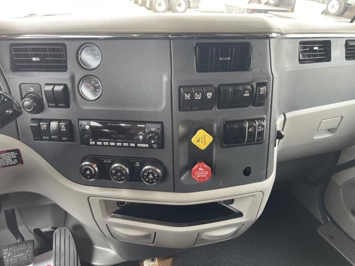 2022 Peterbilt 579 Base