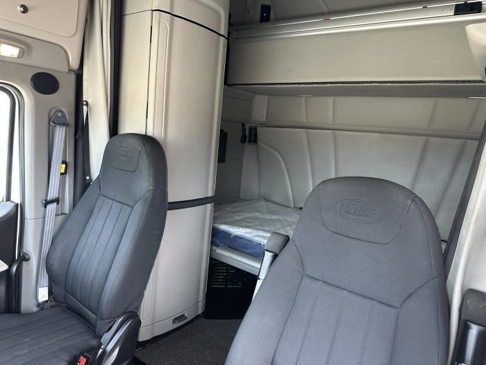 2022 Peterbilt 579 Base