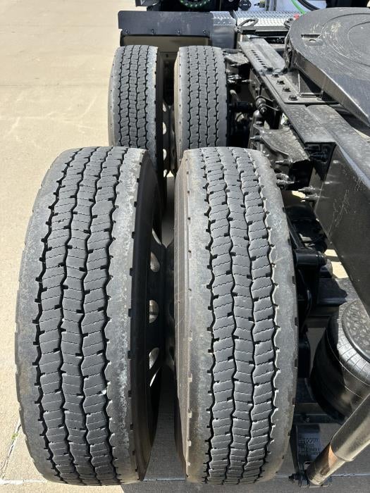 2022 Peterbilt 579 Base