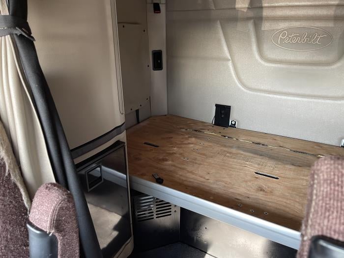 2022 Peterbilt 579 Base