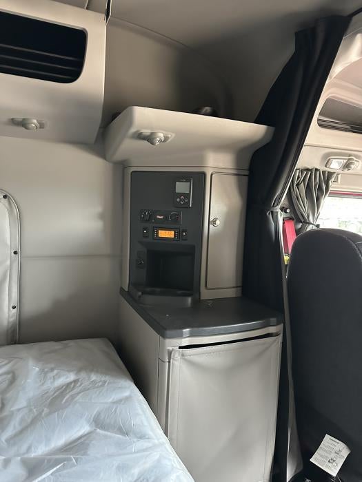 2025 Peterbilt 579 Base