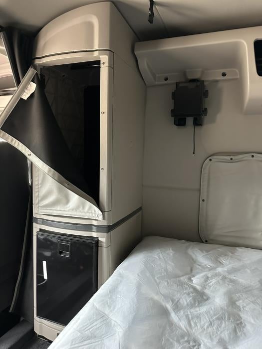 2025 Peterbilt 579 Base