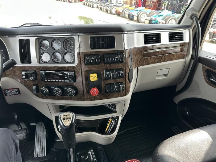 2025 Peterbilt 589 Base