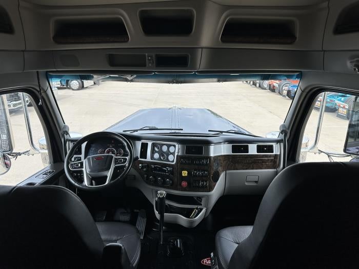 2025 Peterbilt 589 Base