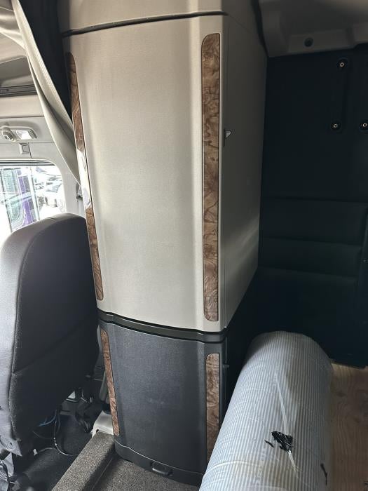 2025 Peterbilt 589 Base