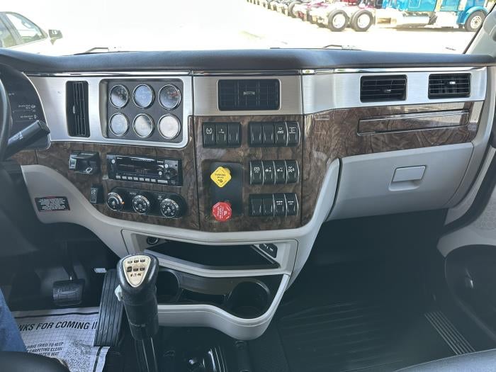 2025 Peterbilt 589 Base