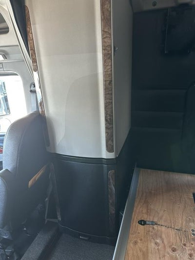 2025 Peterbilt 589 Base