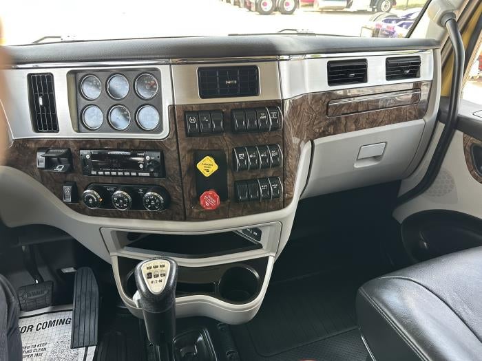 2025 Peterbilt 589 Base