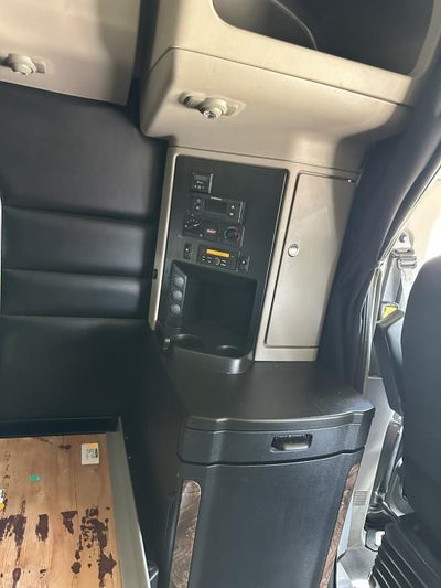 2025 Peterbilt 589 Base