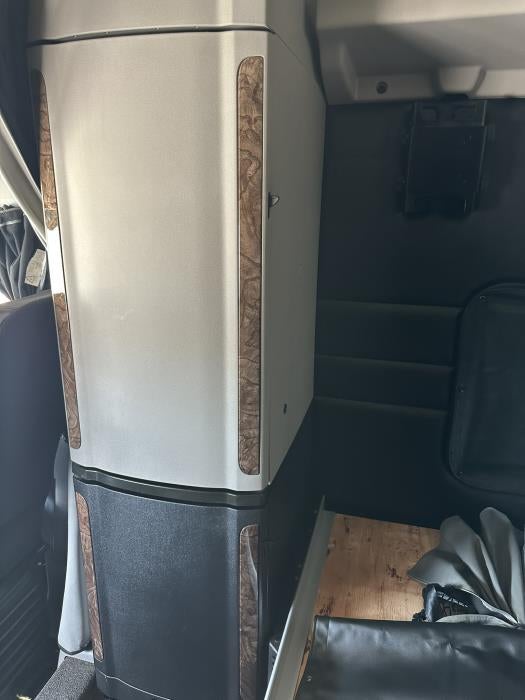 2025 Peterbilt 589 Base