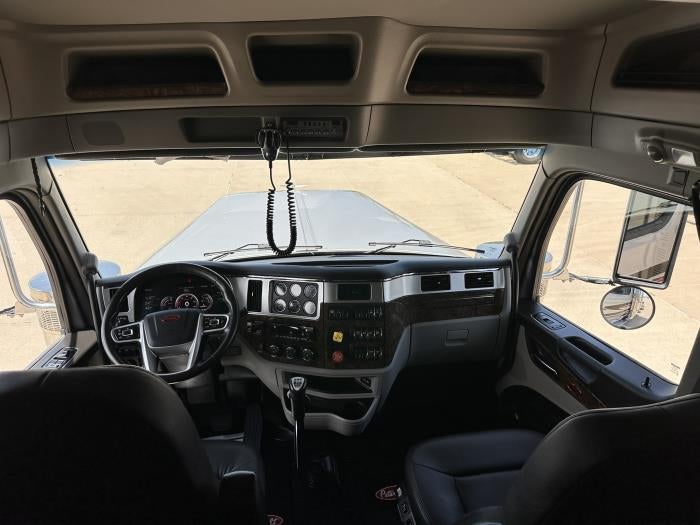2025 Peterbilt 589 Base