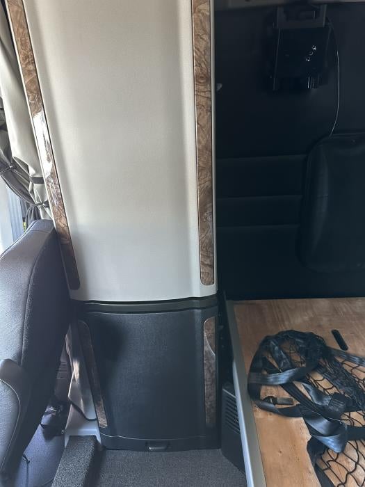2025 Peterbilt 589 Base