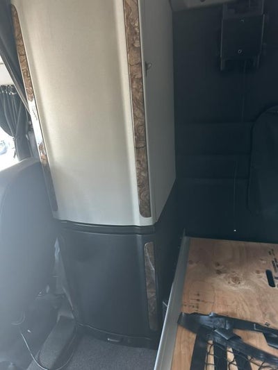 2025 Peterbilt 589 Base