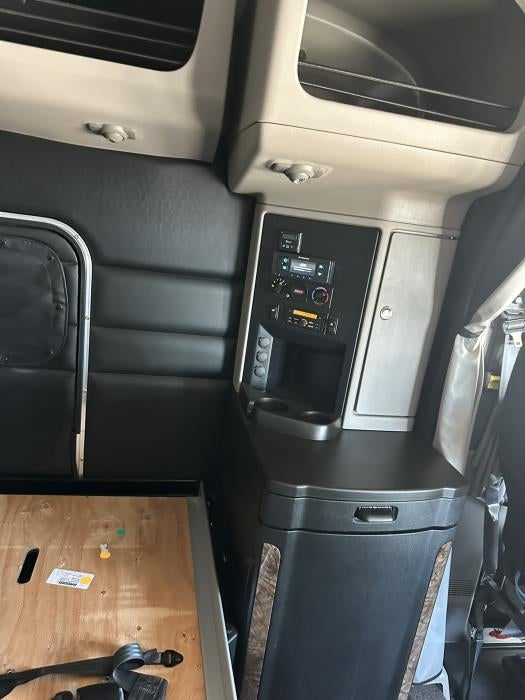 2025 Peterbilt 589 Base