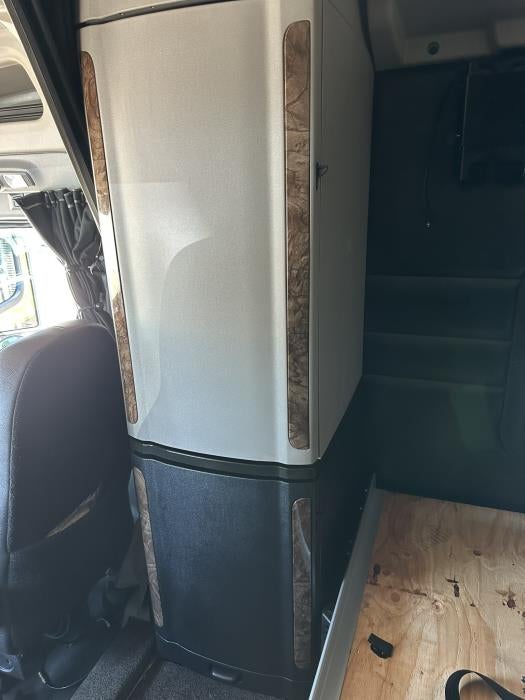 2025 Peterbilt 589 Base