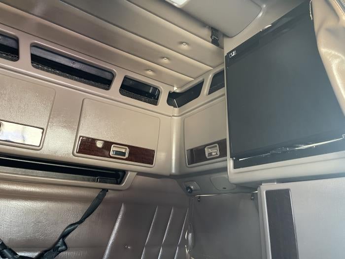 2022 Peterbilt 389 Base