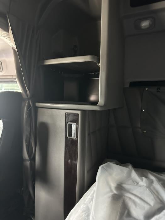 2022 Peterbilt 389 Base