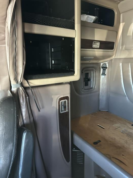 2022 Peterbilt 389 Base