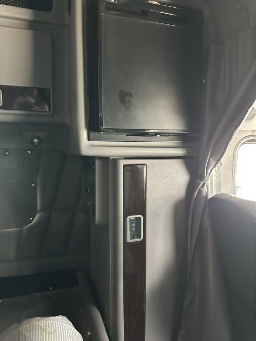 2024 Peterbilt 389 Base