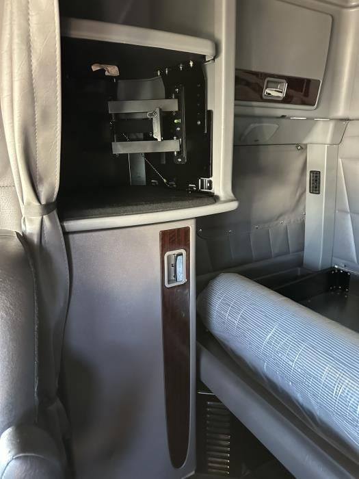 2024 Peterbilt 389 Base