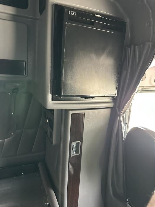 2021 Peterbilt 389 Base